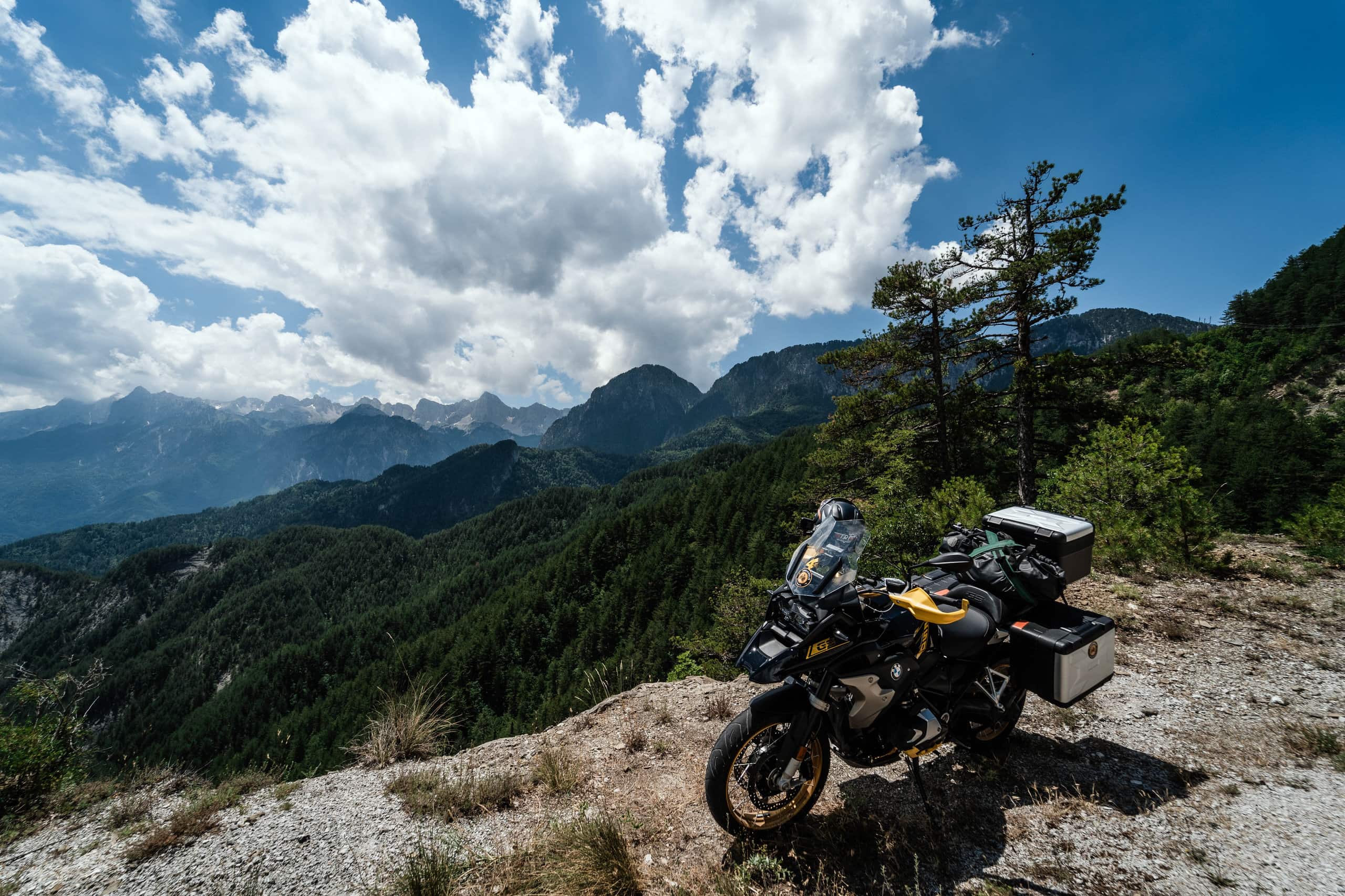 bmw r 1250 gs μοτοσικλέτα σε βουνό